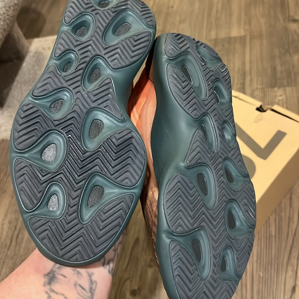 YEEZY 700 V3 size 11.5 men’s - Picture 3 of 8